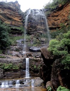 Sestup se vyplatil - úžasný pohled na  Upper Wentworth Falls. Celková výška vodopádů je 187 metrů.